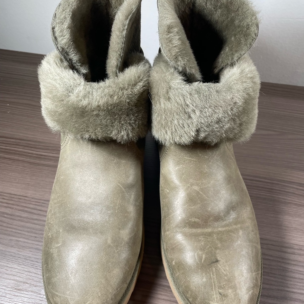 UGG OLIVE ROMELY BUCKLE LEATHER SUEDE/ SHEEPSKIN BOOTS (size 10.5)